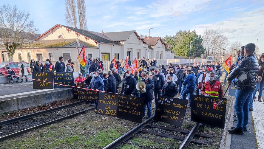 Une centaine de salariés de la Société aveyronnaise de métallurgie ont investi les rails de la gare de Rodez ce mardi matin .
