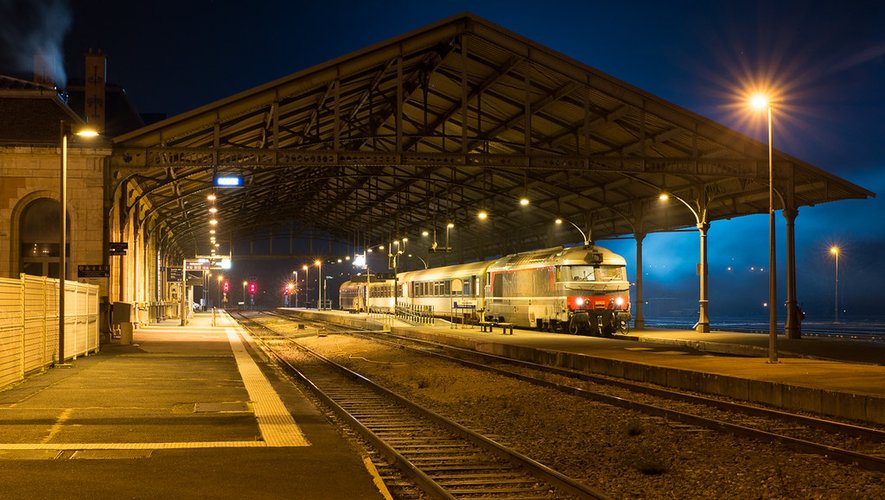 L'Intercité de nuit Rodez - Paris-Austerlitz, en gare de Rodez.