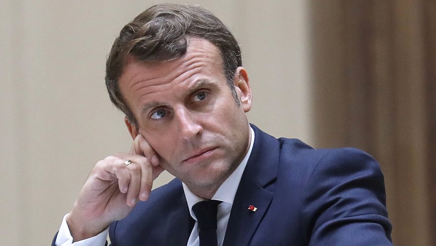 "Moi, je ne suis pas pour emmerder les Français. Je peste toute la journée contre l'administration quand elle les bloque. Eh bien là, les non-vaccinés, j'ai très envie de les emmerder", a déclaré le Président Macron au Parisien.