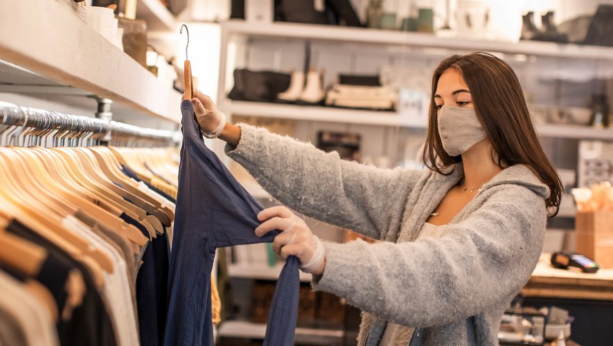 Sera-t-il bientôt monnaie courante de comparer l'empreinte environnementale de nos vêtements avant de passer à la caisse ?