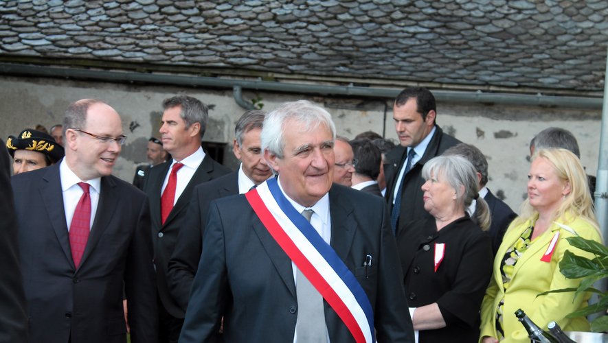 Alain Cézac, alors maire de Mur-de-Barrez, avec le prince Albert II de Monaco lors de la visite en Carladez en 2014.