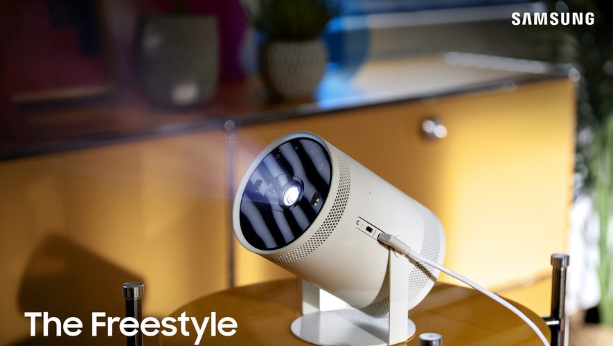 Samsung présente le Freestyle, son tout nouveau projecteur nomade.