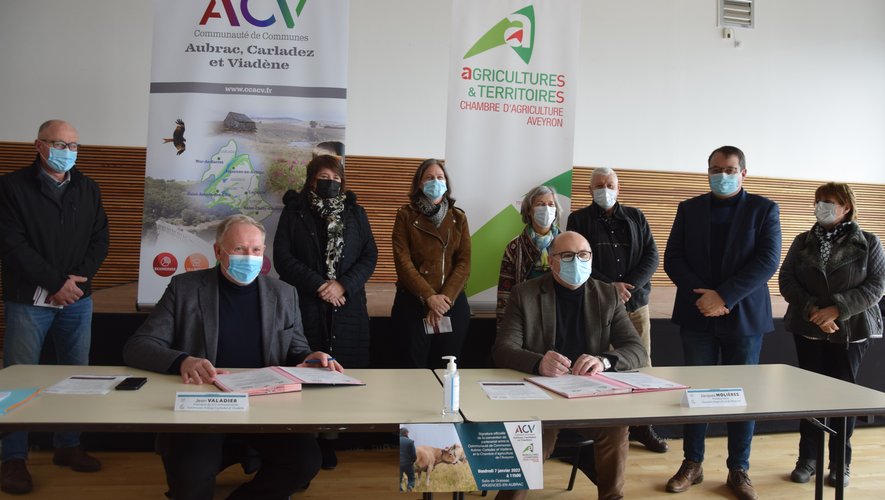 Jean Valadier pour l'intercommunalité et Jacques Molières pour la chambre d'agriculture ont signé ce vendredi la convention à Graissac.