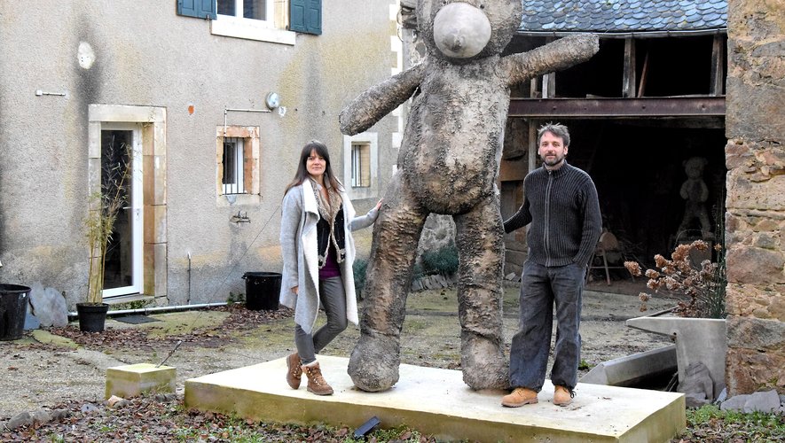 Le couple d’artiste aux côtés de Bernard de la Bernarderie, l’un des ours créés par Fabrice.