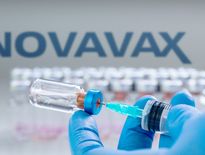 Basé sur une technologie plus classique que les vaccins à ARN messager, il pourrait réduire le scepticisme d'une partie des non-vaccinés.