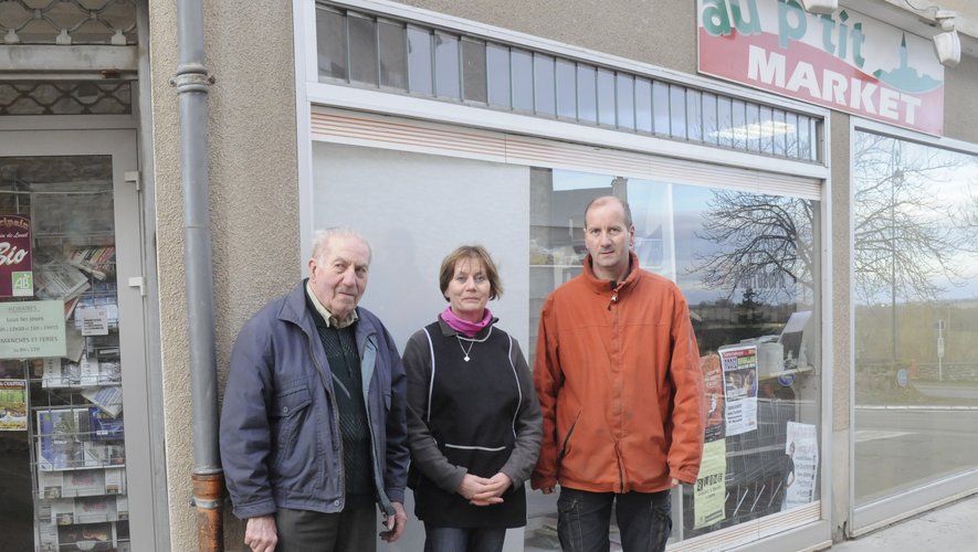 Jean Condamines, père, Jean-Luc et Isabelle, ses enfants, devant l’ancienne épicerie.