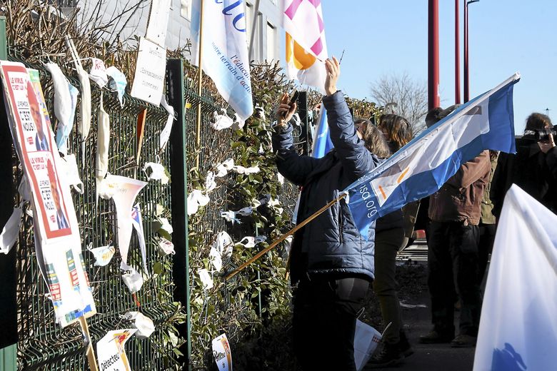 Les masques des enseignants ont été accroché aux grilles de l'académie.