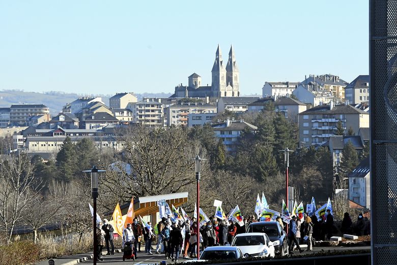 En début d'après-midi, les manifestants ont marché jusqu'à l'académie.