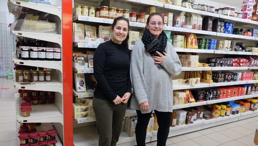 Emie (à gauche) et Gaëlle (à droite) accueillent leurs clients dans le magasin Utile du centre bourg.