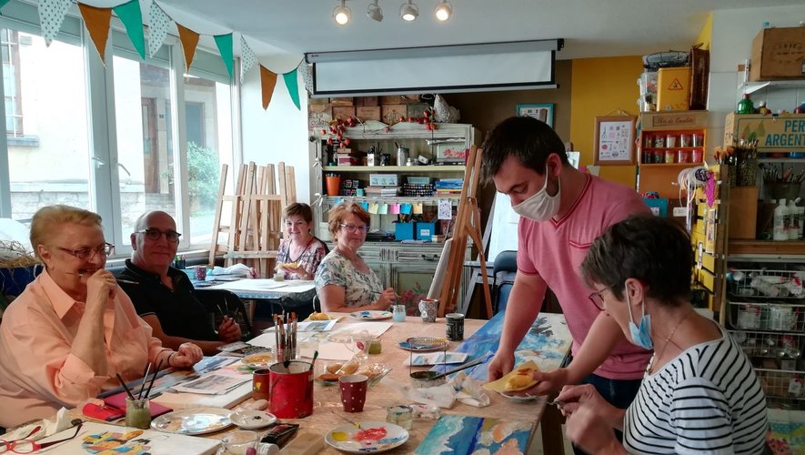 Les ateliers du vendredi après-midi réunissent les projets personnels et les cours de peintures pour adultes.
