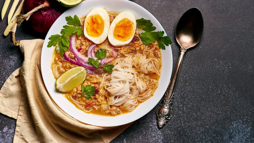 Soupe à base de nouilles de riz et d'un bouillon préparé avec du poisson-chat, la mohinga est le plat national de la Birmanie
