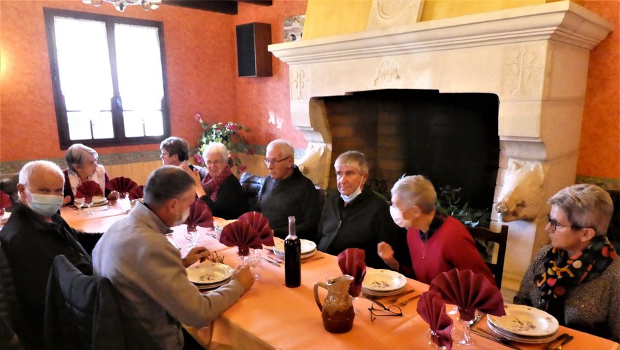 Les deux co-présidents (devant la cheminée) au dernier repas du dindon.