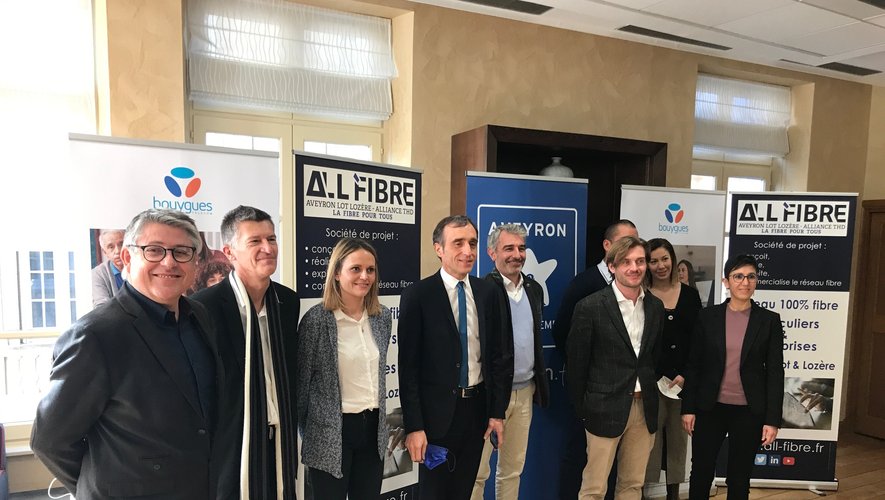 Arnaud Viala, les responsables de Bouygues et de l’alliance ALL’Fibre à l’heure de la signature de la convention.