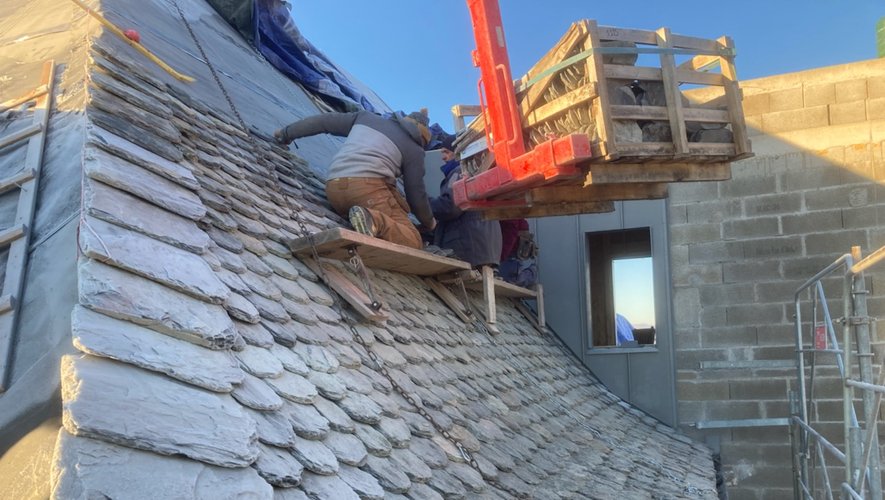 Les ouvriers de l’entreprise Bancarel à l’oeuvre sur le toit en lauze du Cayrol.