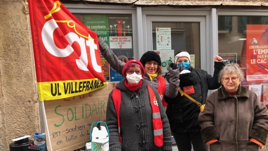 Une partie de l’équipe de l’Union locale CGT de Villefranche devant leur local.