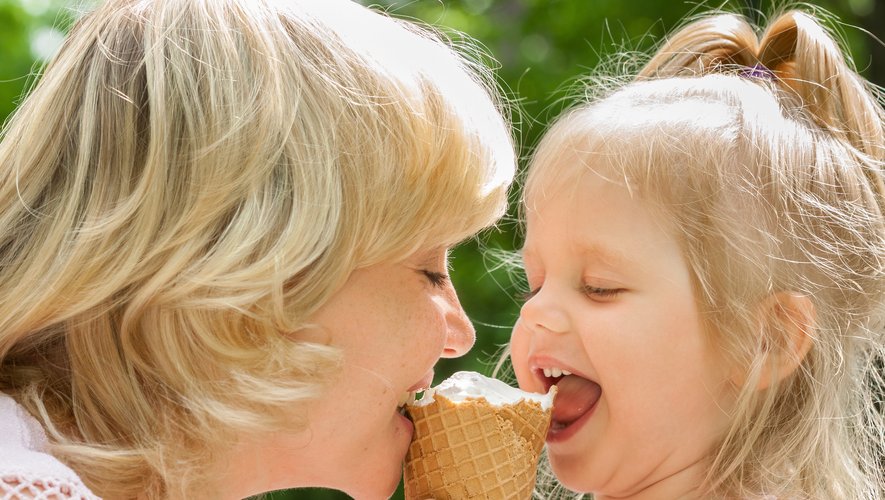 Les enfants sont conscients de cette dynamique depuis leur plus jeune âge, et considèrent l'échange de salive - avec un baiser, un partage de nourriture ou en nettoyant la commissure des lèvres - comme une preuve de proximité entre deux individus.