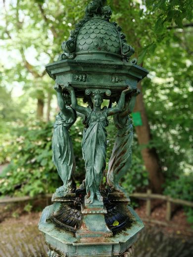 Les fontaines Wallace sont sculptées sous forme d'allégories. 