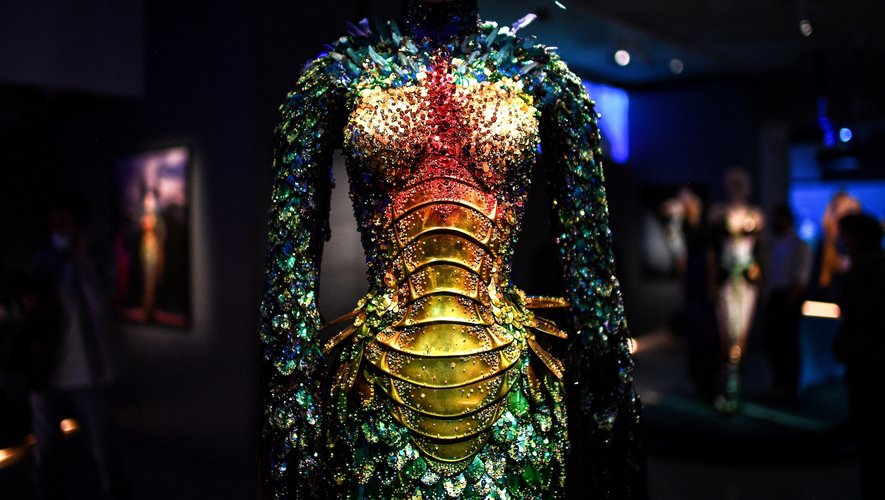 La robe "Chimère" est la pièce maîtresse de l'exposition 'Thierry Mugler : Couturissime' au musée des Arts Decoratifs à Paris.