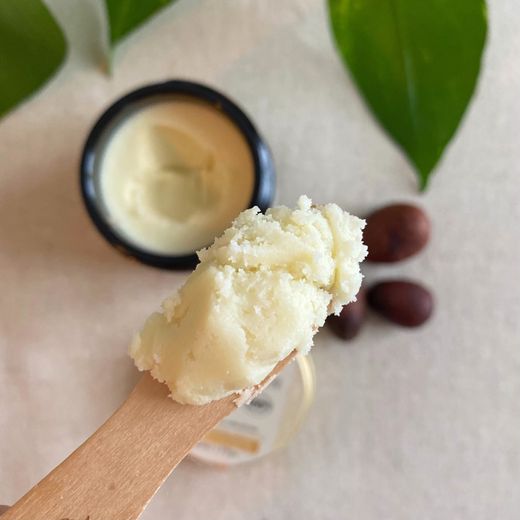 Karethic propose des produits de beauté à base de beurre de karité brut.