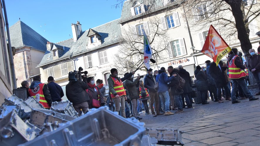 Près de 200 salariés se sont rassemblés à Rodez, devant la préfecture, ce mercredi 26 janvier 2022.