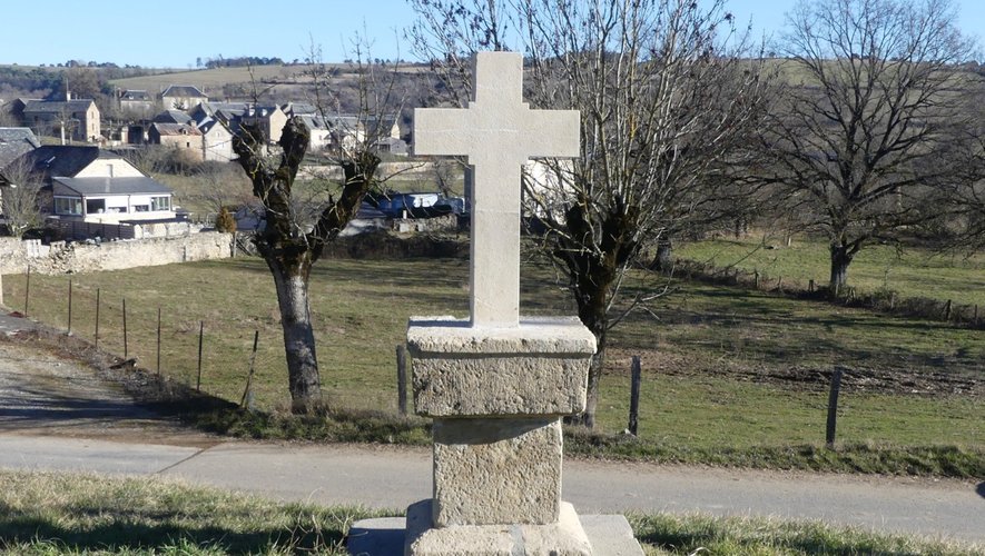 La croix de la côte de Ceyrac de nouveau réhabilitée.