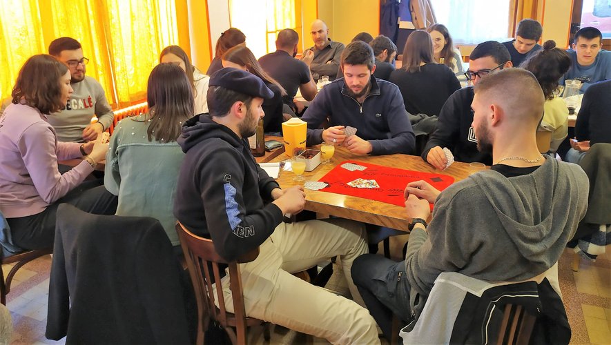Après le déjeuner aux tripoux, les jeunes ont entrepris de jouer aux cartes…