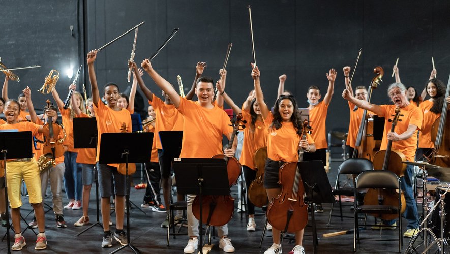 Les musiciens du collège des Quatre- Saisons sur la scène de l’Olympia.