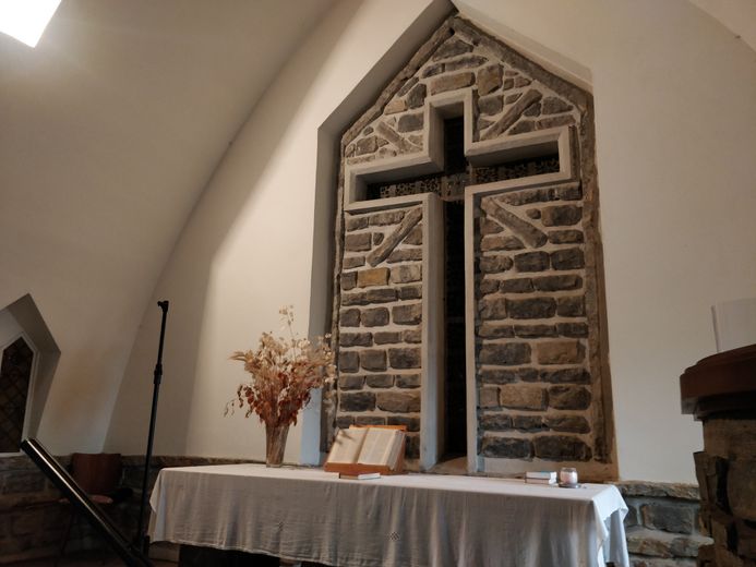 Le presbytère est collé à l'arrière du temple, ce qui empêche la lumière de passer à travers la croix vide.
