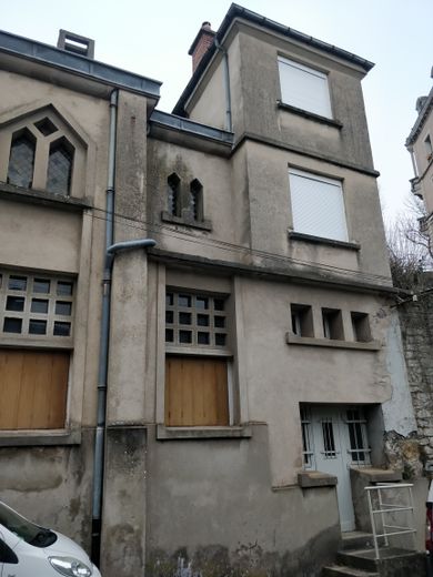 Le presbytère juste ici est devenu insalubre et pourrait disparaître.