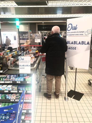 Carrefour a installé des Blablabla Caisses,  des "caisses de bavardage" qui s'adressent en priorité aux personnes âgées ou isolées socialement.