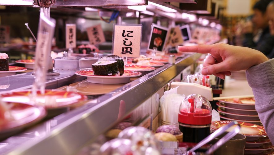 Contraire aux gestes barrières, les restaurants japonais affublés de tapis roulant retrouvent de l'intérêt auprès des consommateurs