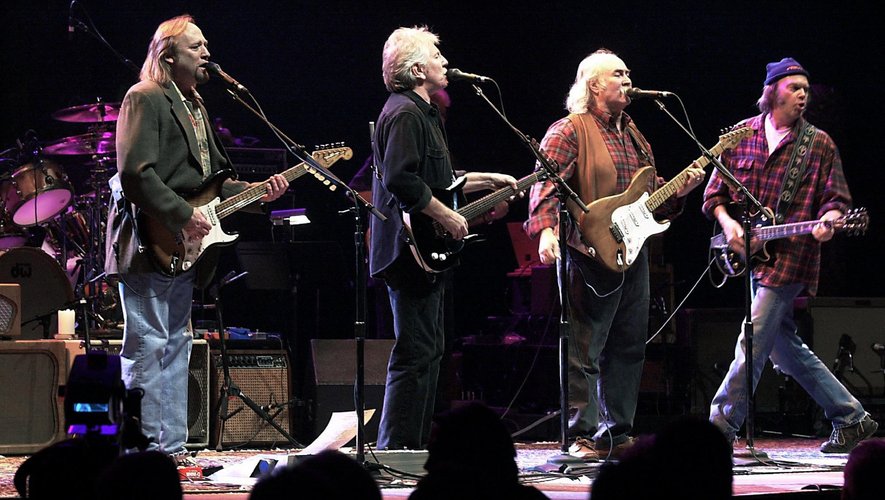Stephen Stills (à gauche), Graham Nash (2e à gauche), David Crosby (2e à droite) et Neil Young (droite) lors d'un concert le 24 janvier 2000.