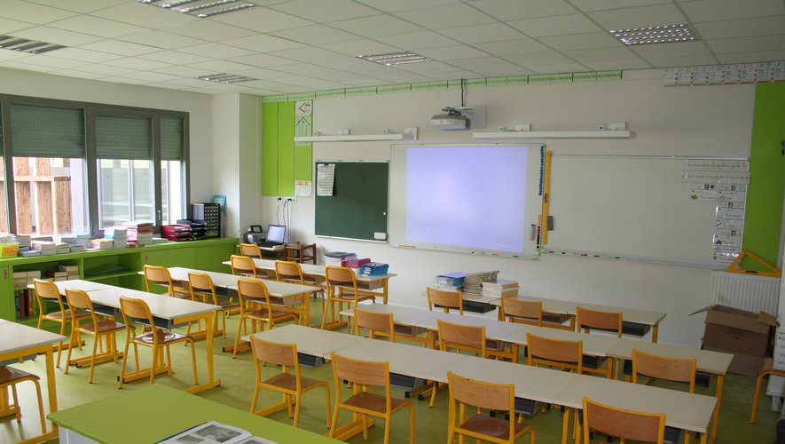 Une classe sans élèves. Une quarantaine d’entre elles sont fermées en moyenne chaque jour en Aveyron.