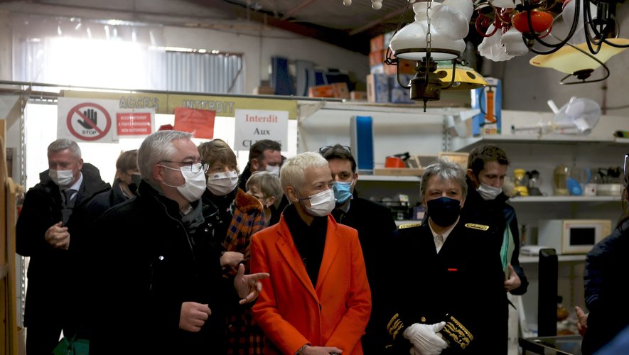 Philippe Rouquier (à gauche), directeur de la Recyclerie du Rouergue,a fait visiter le lieu à Brigitte Klinkert (au centre).