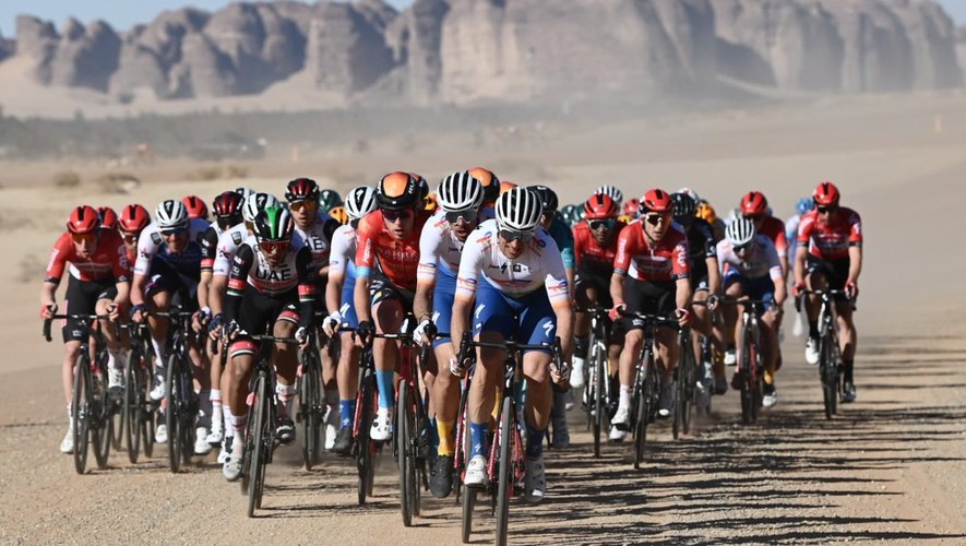 Alexandre Geniez mène le peloton du tour d'Arabie saoudite sur une route ensablée, mardi 2 février lors de la 1re étape.