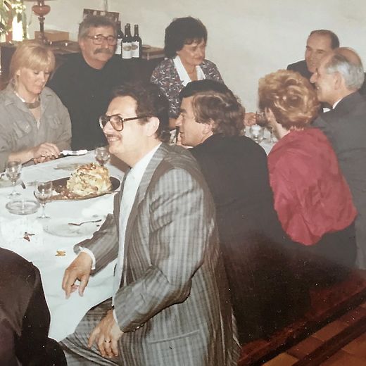 En 1987, François Mitterrand (au fond) profite de sa venue à Millau pour inaugurer l’hôpital, pour déjeuner sur le Larzac, chez Marizette et Guy Tarlier (à la droite du président), figures de la lutte du Larzac, avec qui il était devenu ami pendant la lutte. Le rendez-vous est organisé par Bernard Ferrand (premier plan avec les lunettes) et notamment en présence de Gérard Deruy (à la gauche du président), alors maire de Millau.