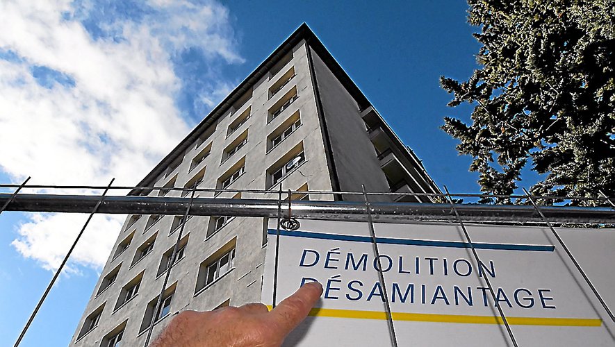 La tour « Les Chênes » est actuellement en phase de désamiantage avant sa démolition, cet été. 