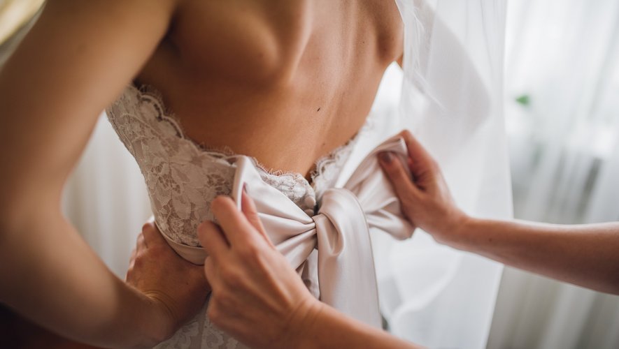 Les accessoires et robes de mariée à noeuds font l'unanimité en 2022, année rythmée par le micro mariage, plus intimiste et personnel.