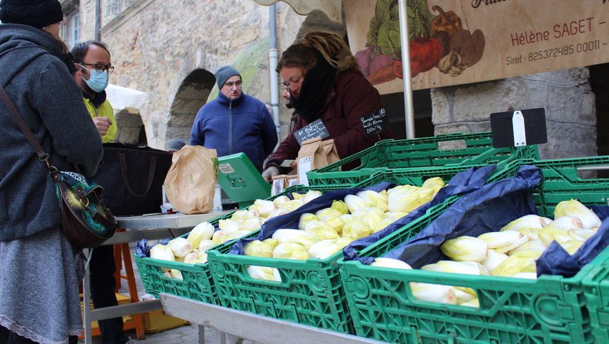 À l’étal, les chicons d’Hélène et les pommes de terre Altesse de Téo. Les endives sont également en vente au magasin de producteurs "Aux Près d’ici" de La Fouillade.
