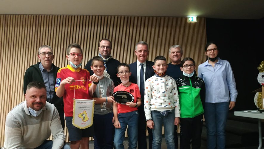 L’équipe benjamins-minimes, championne de l’Aveyron entourée  des éducateurs et des élus.