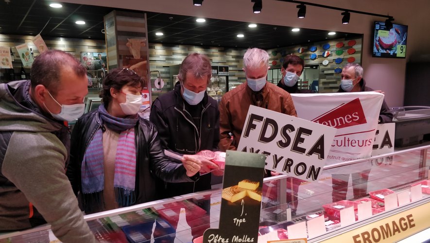 Les producteurs ont arpenté les rayons laits et viande du centre commercial Leclerc de Sébazac-Concourès vendredi 11 février 2022.