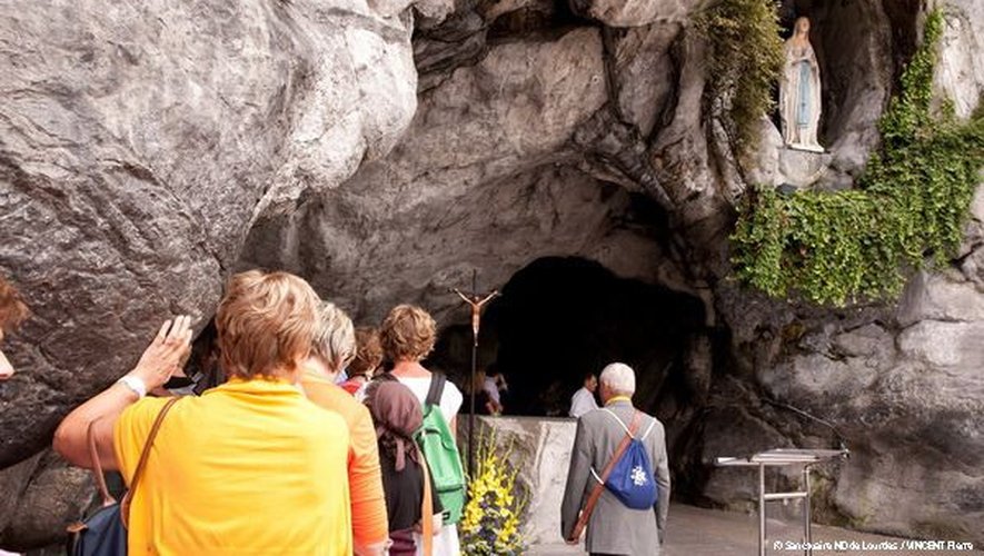 Toucher la Grotte de Lourdes est de nouveau possible pour les pèlerins.