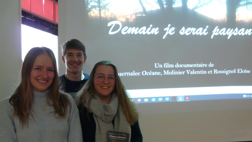 Océane, Valentin et Éloïse présentant leur film documentaire