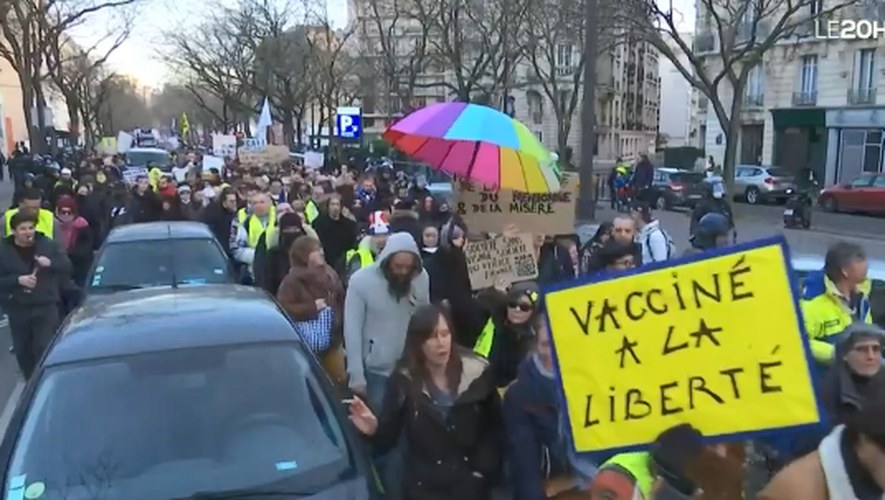 Quelques centaines de personnes ont pu rejoindre les Champs Elysées et manifester brièvement.