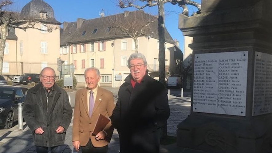 Georges Jarlan, Robert Barthélémy et Jean-Marc Calvet au monument aux morts.