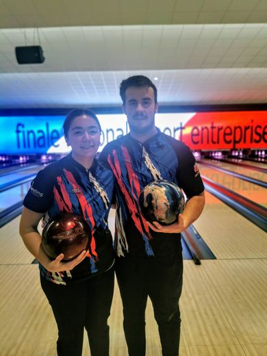 Enzo Bergamino et sa coéquipière, Laura Garcia, champions de France de bowling entreprise en doublette mixte.