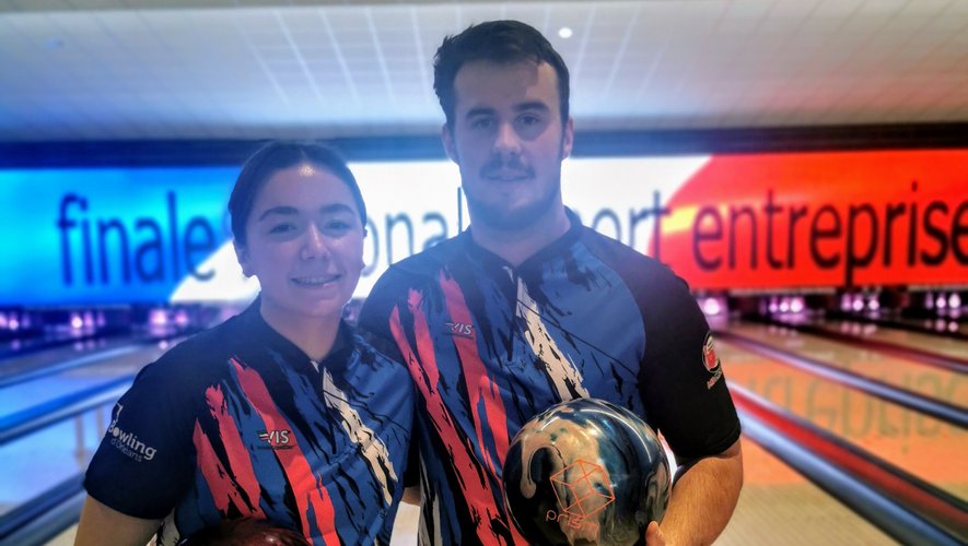 Enzo Bergamino et sa coéquipière, Laura Garcia, champions de France de bowling entreprise en doublette mixte.