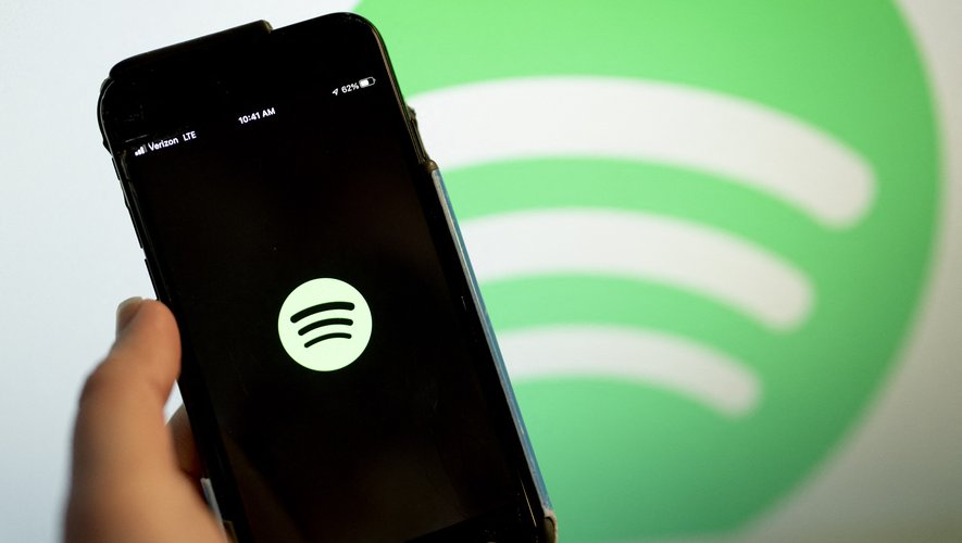 Spotify est maintenant mis en porte-à-faux pour les chansons antivax qu'il abrite.