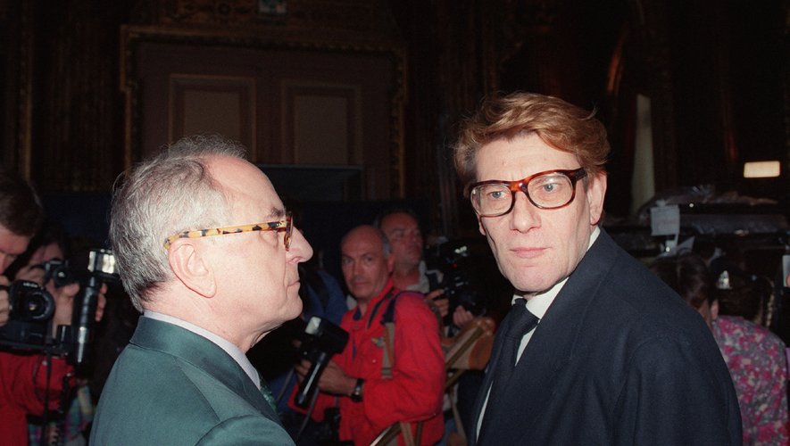 Yves Saint-Laurent (à droite) et Pierre Bergé en juillet 1992 à Paris.