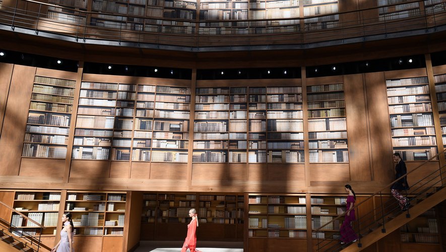 Pour présenter sa collection haute couture automne-hiver 2019-2020, Chanel a transformé le Grand Palais en une spectaculaire bibliothèque, hommage à la passion de Karl Lagerfeld pour les livres.
